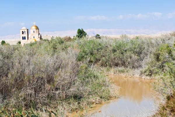 Giordania valle del fiume e chiesa di San Giovanni vicino al luogo del battesimo — Foto Stock