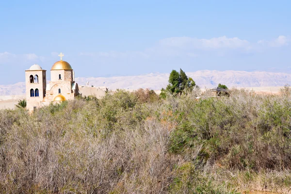 Vista de la iglesia de San Juan cerca del lugar del bautismo —  Fotos de Stock