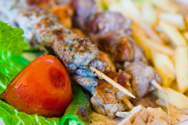 Espetos misturam kebab árabe de perto — Fotografia de Stock