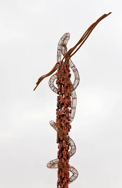 Serpentin cross skulptur ovanpå berget nebo — Stockfoto