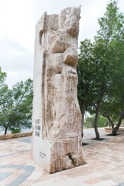 Steinstele in Moses-Denkmal auf Bergnebel — Stockfoto