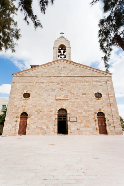Grekisk ortodoxa basilikan saint george i staden madaba — Stockfoto