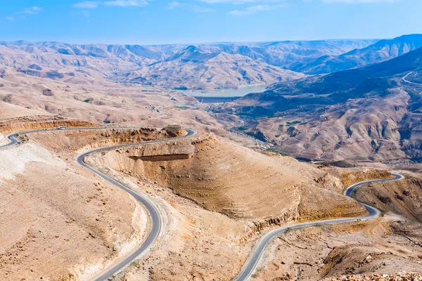 蛇纹石的山路约旦 — 图库照片