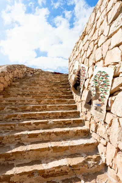 Tapis bédouins sur mur de pierre en Jordanie — Photo