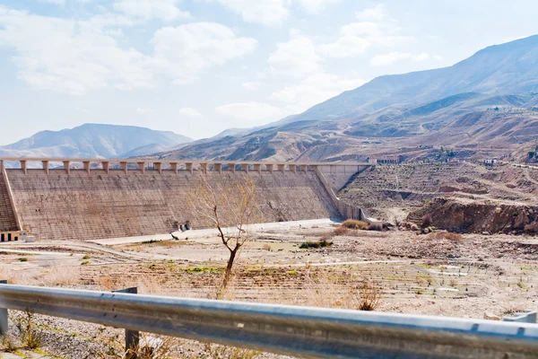 Muur van wadi al mujib dam in bergdal — Stockfoto