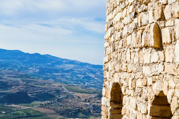 Steinmauer der Burg Kerak und Blick auf das Bergtal — Stockfoto
