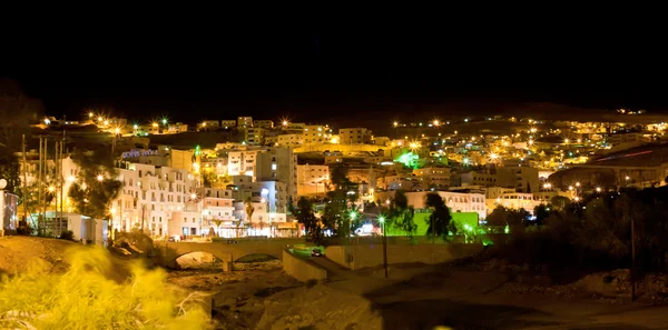 Natt syn på staden wadi musa, den närmaste staden till petra, Jordanien — Stockfoto