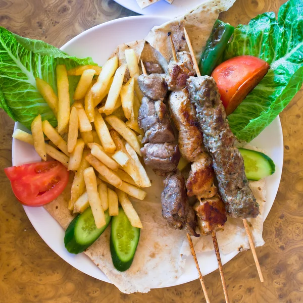 Espetos misturam kebabs árabes — Fotografia de Stock