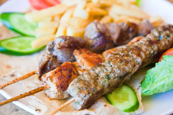 Brochetas con kebabs árabes mezclados de cerca — Foto de Stock