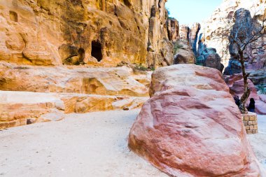 erozyona uğramış kumtaşı kaya ve clored montains gorge siq içinde