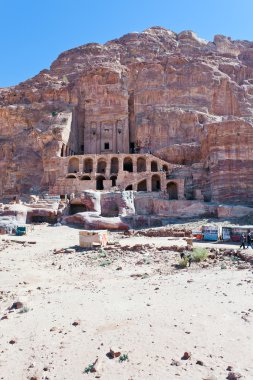 op urn graf in petra bekijken