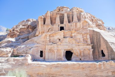 Dikili taş mezar ve bab siq olarak triclinium petra