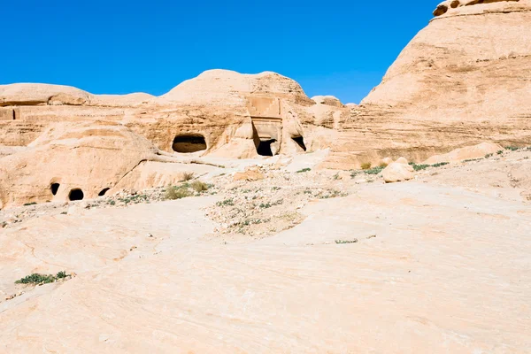 Antiguas tumbas y cuevas en Bab as-Siq cerca de la ciudad Petra —  Fotos de Stock