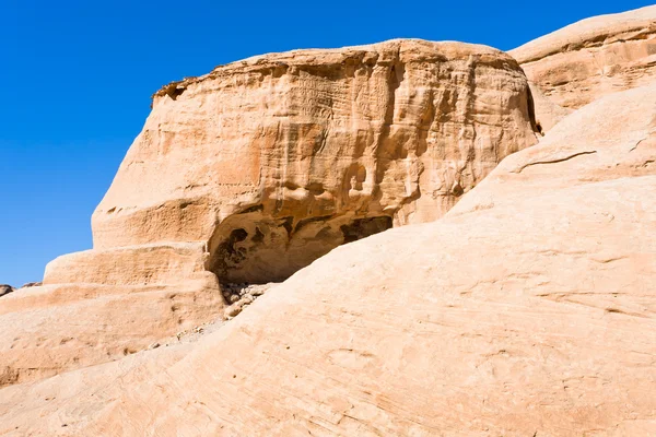 Caverna de pedra antiga na encosta do monte em Bab as-Siq, Petra — Fotografia de Stock