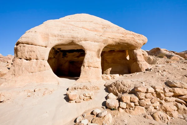 Σπηλιά πετρών στο σπίτι στο bab ως-siq στην πέτρα — Φωτογραφία Αρχείου