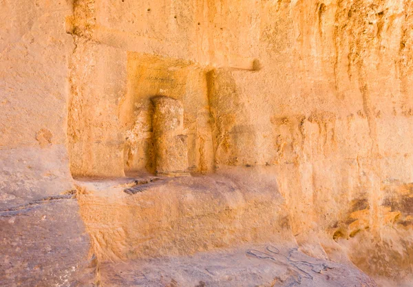 Nicho con antigua estatua de dios nabateo en la pared de la garganta de Siq, Petra — Foto de Stock