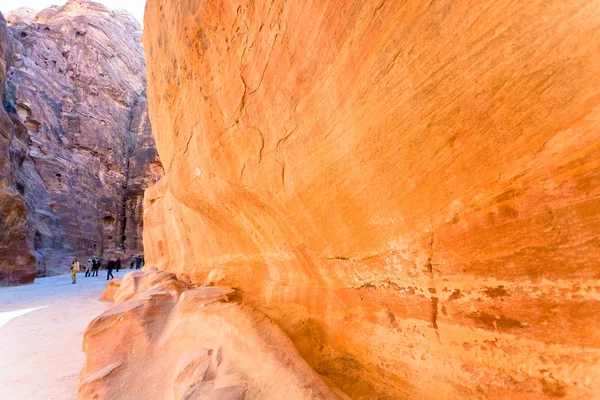 Bunte Sandsteinwände der Schlucht Siq in Petra — Stockfoto