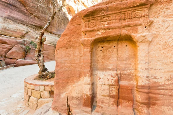 Antiguo nicho en la pared de montaña de arenisca de la garganta de Siq, Petra , — Foto de Stock