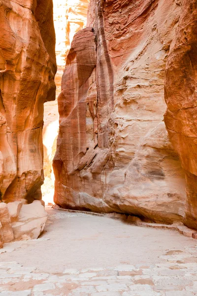 Siq - narrow passage to ancient city Petra — Stock Photo, Image