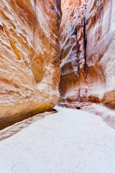 Narrow way Siq and water channels to ancient city Petra — Stock Photo, Image