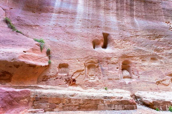 Nichos, santuarios y tallas en la pared de Siq, Petra — Foto de Stock