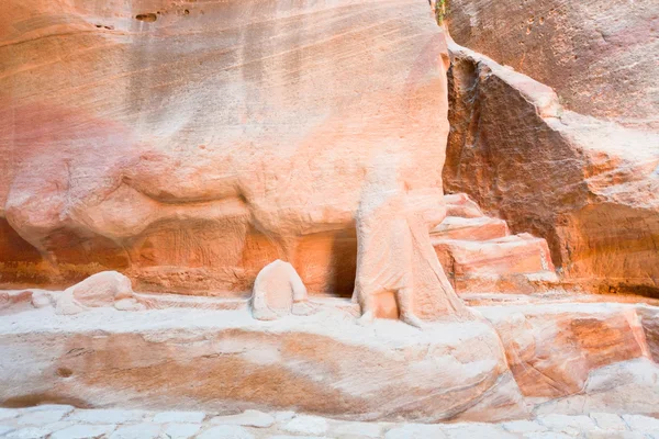 Скульптура, высеченная в песчаной стене прохода Сик в Петру — стоковое фото