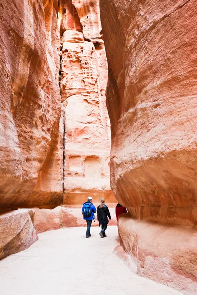 Camino a través de la garganta Siq a la ciudad antigua Petra —  Fotos de Stock