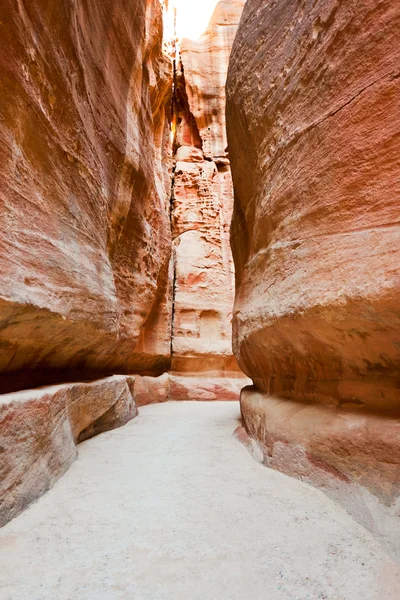 O Siq - desfiladeiro estreito a cidade antiga Petra — Fotografia de Stock