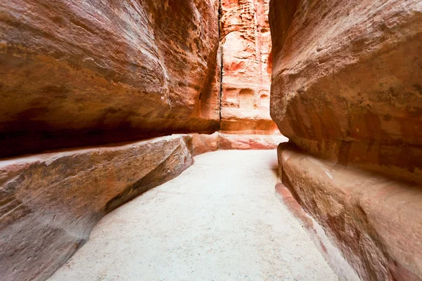 El Siq - el desfiladero estrecho a la ciudad antigua Petra — Foto de Stock