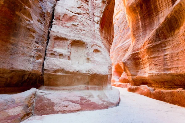 El Siq - el desfiladero estrecho a la ciudad antigua Petra — Foto de Stock