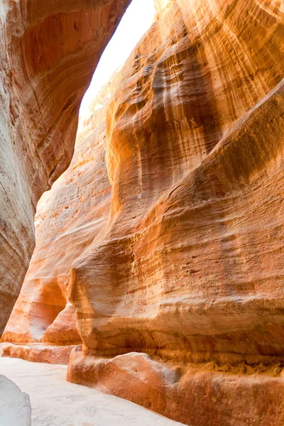Sandstone walls of gorge Siq in Petra — Stock Photo, Image