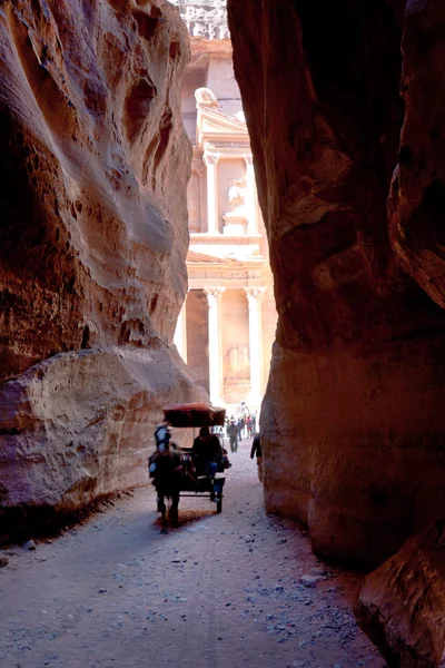 Carruaje beduino en Siq pasar a la ciudad de Petra — Foto de Stock