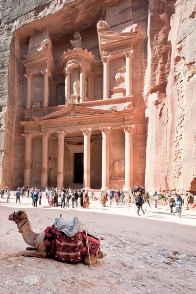 Treasury Monument and plaza in antique city Petra — Stock Photo, Image