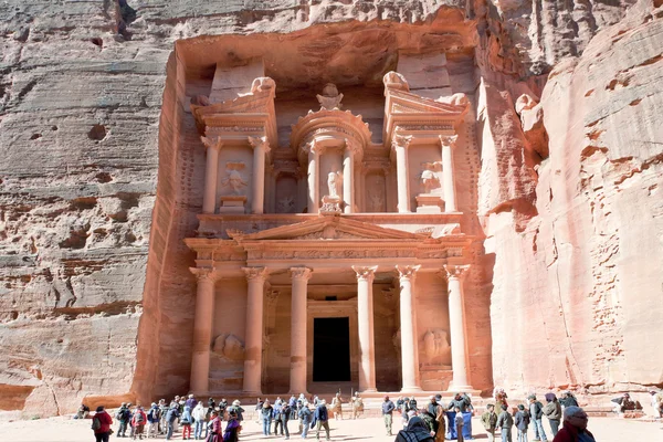 Tesoro Monumento e piazza nella città antica Petra — Foto Stock
