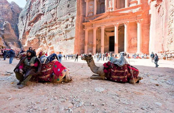 Kamele und Beduinen auf dem Platz der Schatzkammer in der antiken Stadt Petra — Stockfoto