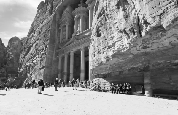 Tesoro Monumento y plaza en la ciudad antigua Petra — Foto de Stock