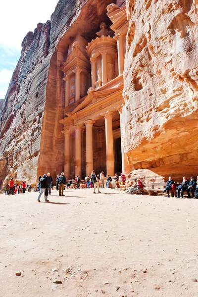 Treasury Monument and plaza in antique city Petra — Stock Photo, Image