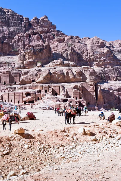 Στην κατασκήνωση των Βεδουίνων στον δρόμο της προσόψεις, πέτρα, Ιορδανία — Φωτογραφία Αρχείου