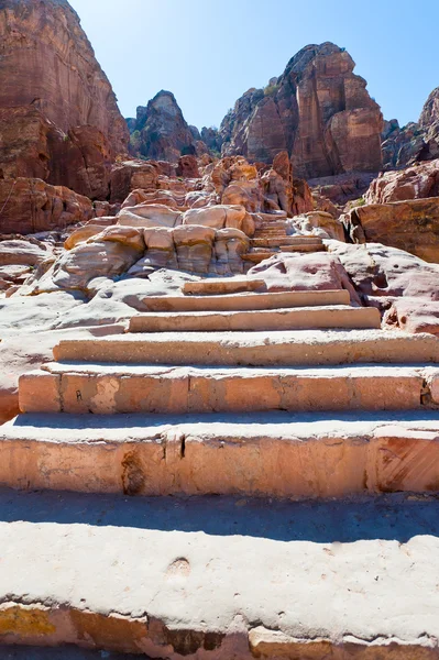 Antichi gradini in pietra arenaria sulla strada della facciata a Petra — Foto Stock