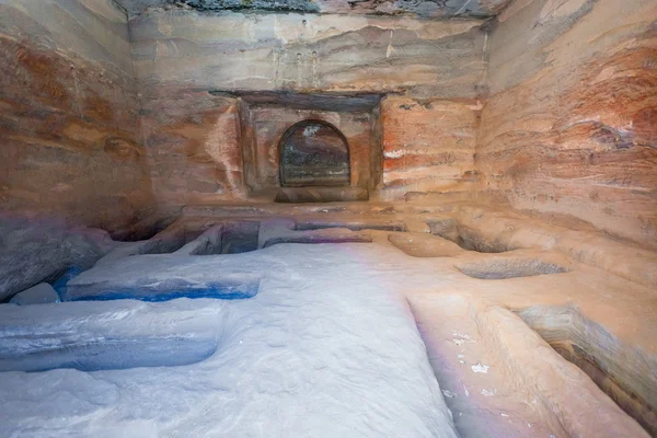 Interior do túmulo antigo ou habitação em caverna de arenito em Petra — Fotografia de Stock