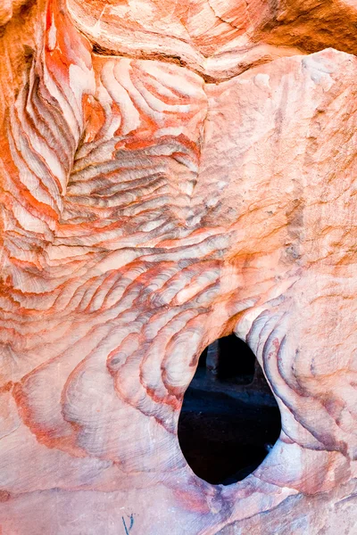 Bunte Sandsteinmauer in altem Höhlengrab in Petra — Stockfoto
