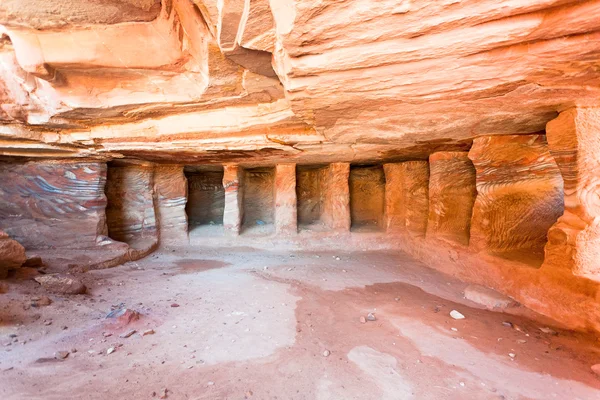 Wnętrze starożytny grób lub mieszkania w jaskini piaskowca w petra — Zdjęcie stockowe