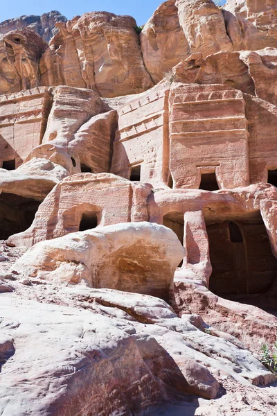 Antiguas casas de piedra en la calle Fachada en Petra — Foto de Stock