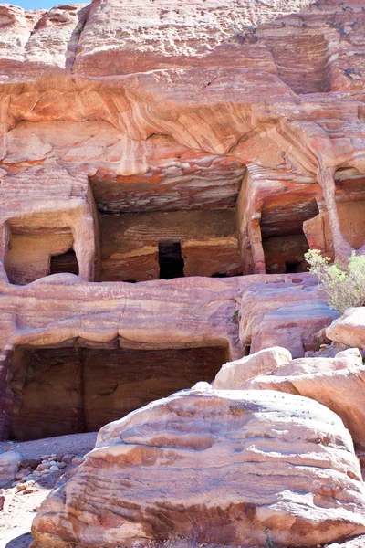 Ancient house cut off in mountain wall in Petra — Stock Photo, Image