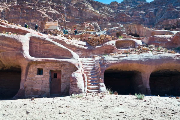 Modern bedouin house in ancient cave in Petra — Stock Photo, Image