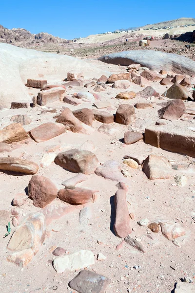 Steen ruïnes in woestijn vallei in petra — Stockfoto