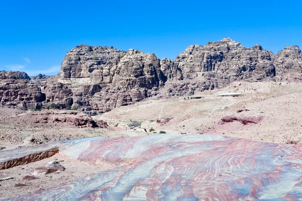 Sobremesa de pedra multicolorida no vale de Petra — Fotografia de Stock