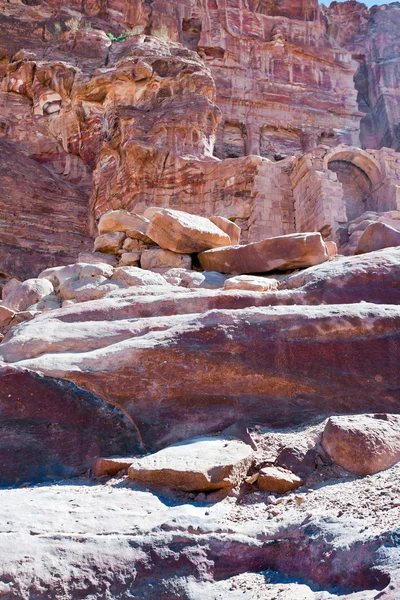 Antiguos escalones de arenisca hacia Tumbas Reales en Petra — Foto de Stock