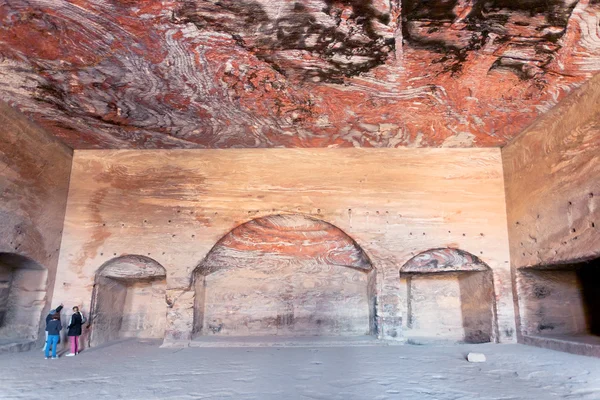 Interior do antigo salão de tumbas de urna em Petra — Fotografia de Stock