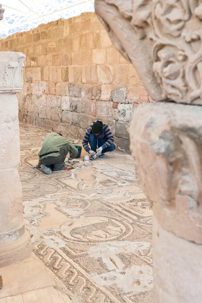 Travaux de restauration dans l'église Byzantine de Petra — Photo